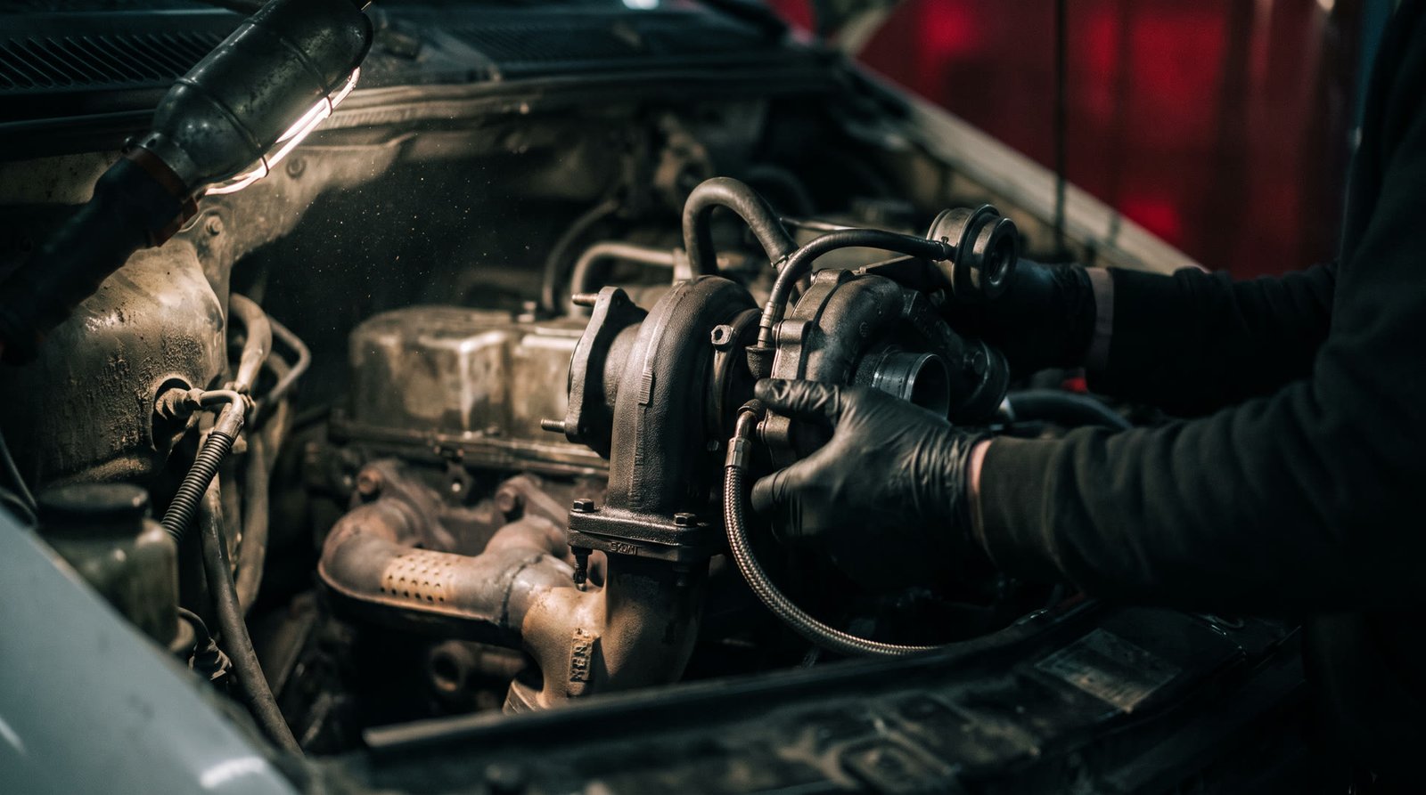 Turbo sökme takma: motor bölmesinde egzoz manifolduna takılan turbo